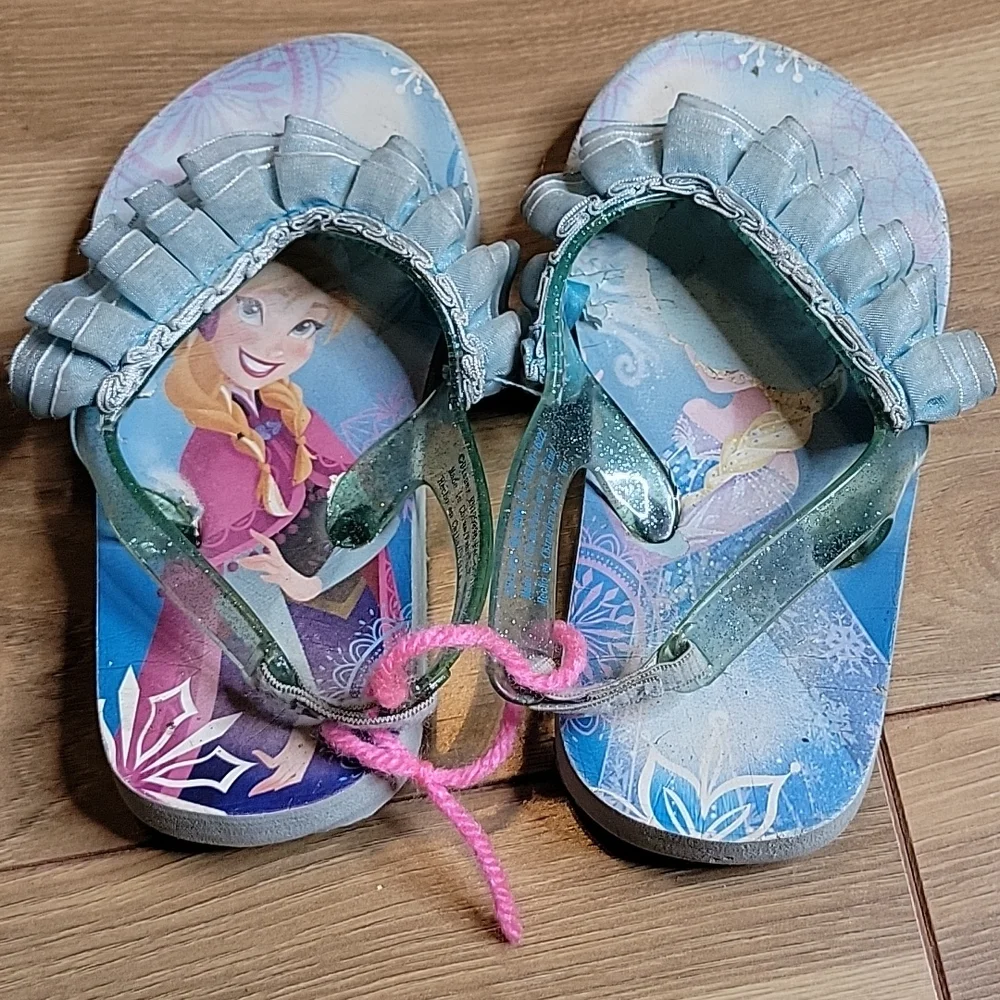*3/$15* Frozen Toddler Girl Flip-Flops size 7/8
